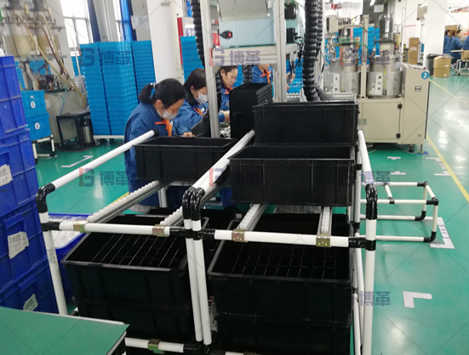 電子制造一般體積較小，使用精益管搭建貨架和無(wú)動(dòng)力滑動(dòng)部件，節(jié)約成本，提高效率。